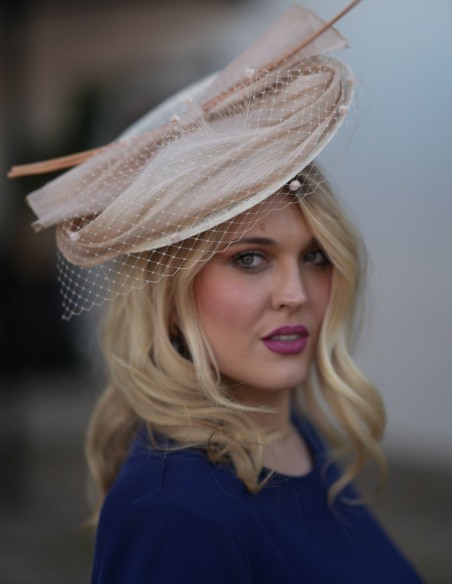 Tenue d'invité avec blouse et pantalon coupe droite