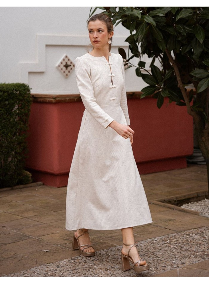 Vestido midi de tweed en color beige con falda de vuelo y cierres en el pecho