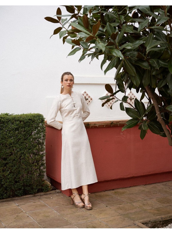 Vestido midi de tweed en color beige para invitada