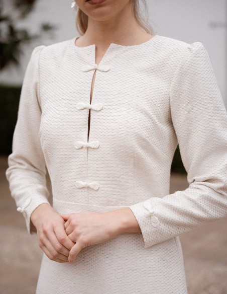 Vestido midi de tweed en color beige con falda de vuelo y cierres en el pecho