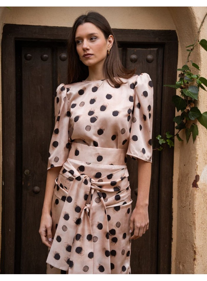 Top de invitada con estampado de lunares