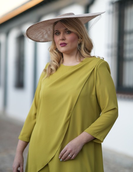 Conjunto de blusón y pantalón recto para invitada