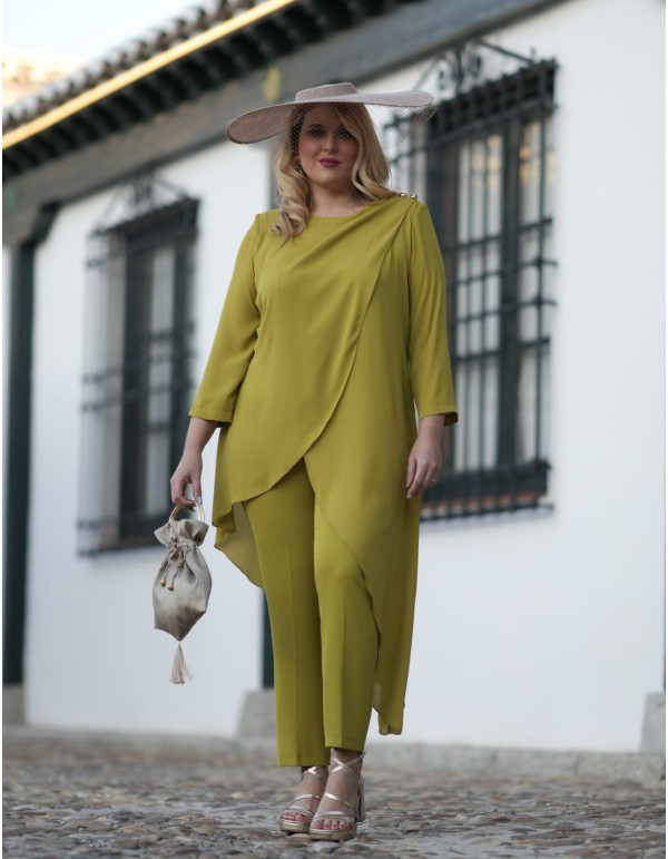 Conjunto de blusón y pantalón recto para invitada color oliva