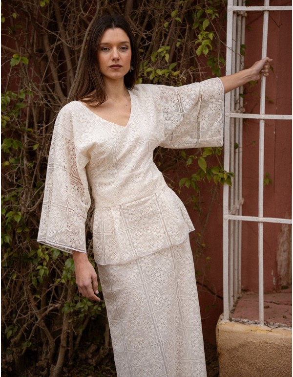 Top de encaje con mangas murciélago y cintura con corte peplum