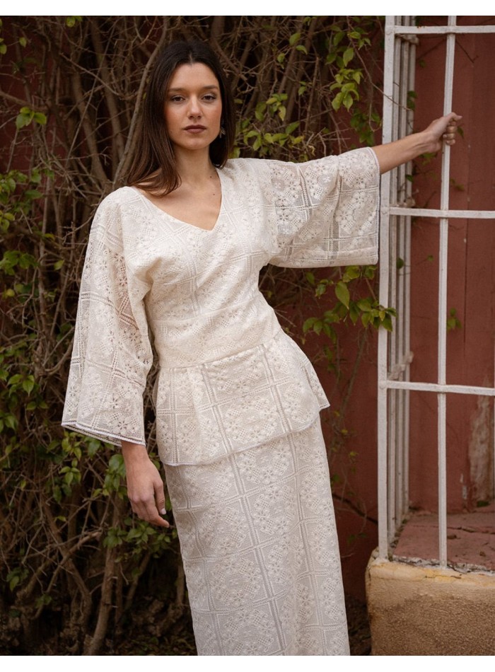 Top de encaje con mangas murciélago y cintura con corte peplum