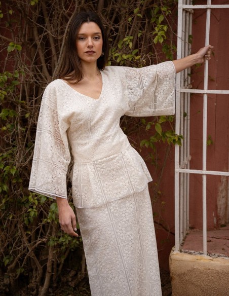 Top de encaje con mangas murciélago y cintura con corte peplum