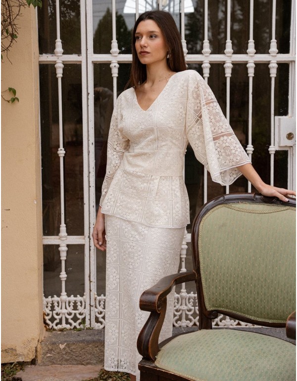 Top de encaje con mangas murciélago y cintura con corte peplum 2