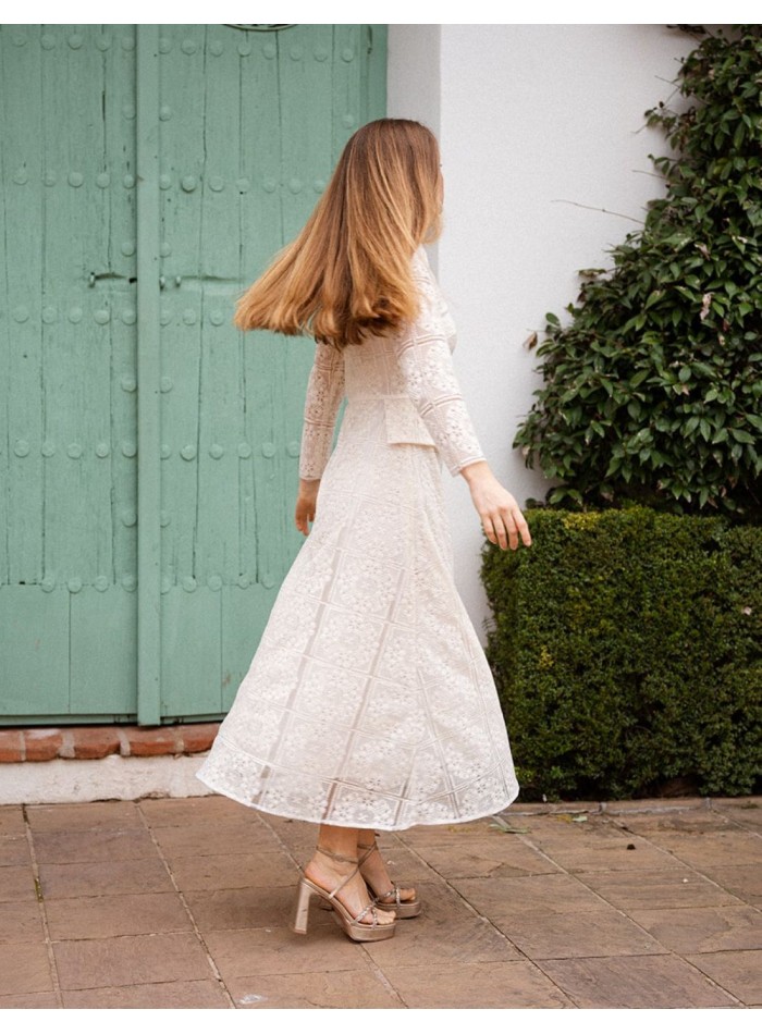 Vestido midi de encaje con falsos bolsillos