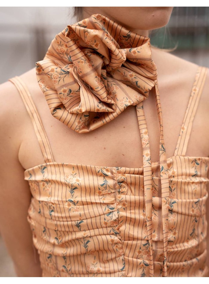 Choker de flor a conjunto con vestido de invitada