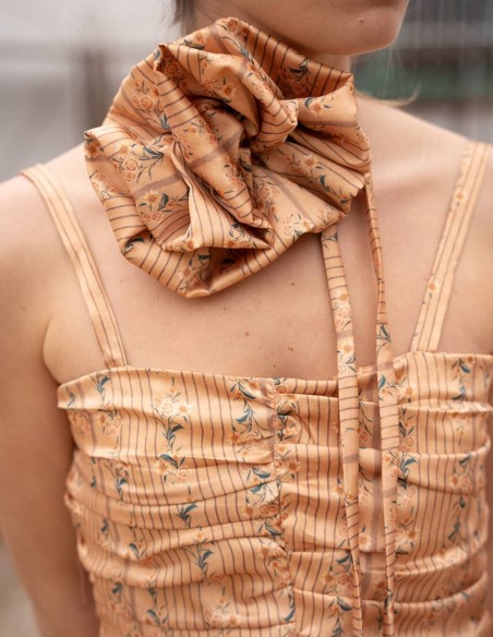 Choker de flor a conjunto con vestido de invitada
