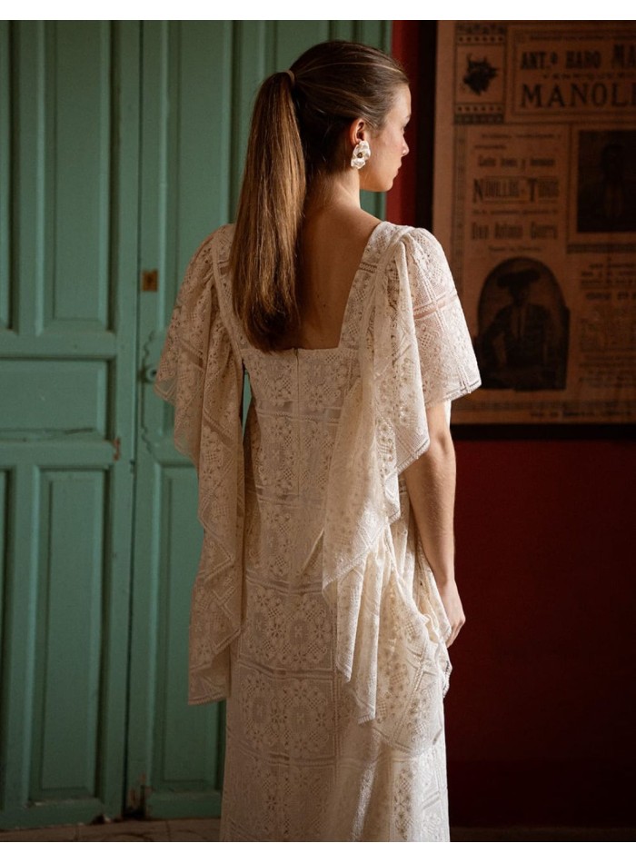 Vestido de encajes con volantes