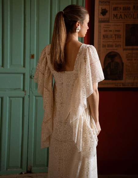 Vestido de encajes con volantes