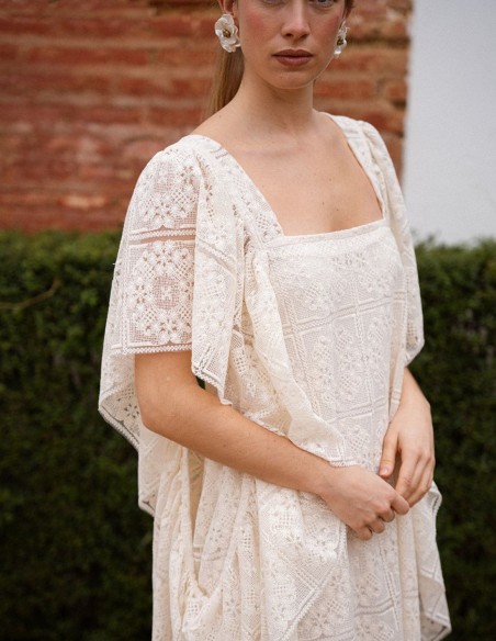 Robe midi en dentelle écrue avec manches maxi à volants