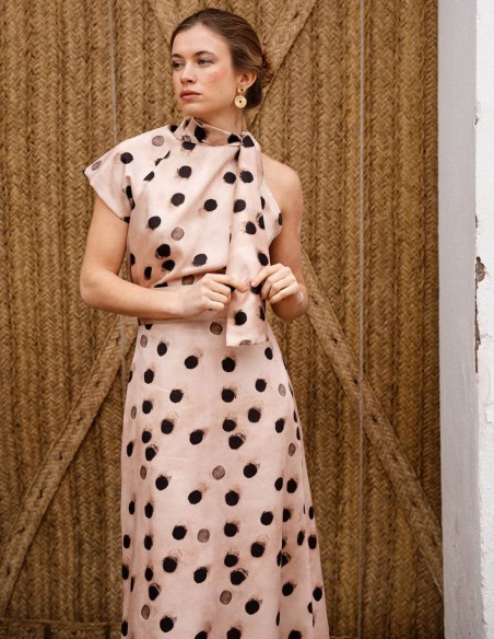 Top asymétrique à manches courtes avec imprimé à pois et laçage