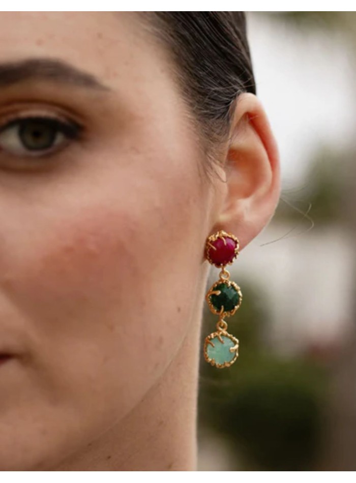 Pendientes con tres piedras redondas en cascada y estructura dorada