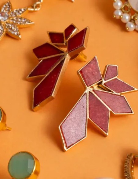 Pendientes con forma geométrica con piedras en color rubí