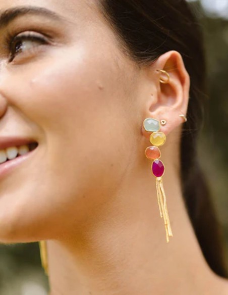 Boucles d'oreilles avec pierres multicolores irrégulières et franges de chaîne