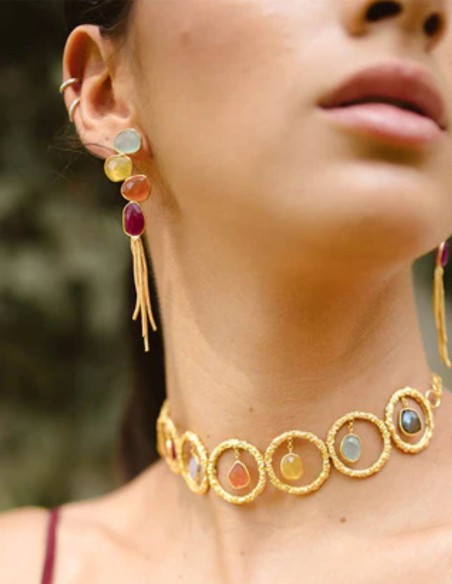 Boucles d'oreilles avec pierres multicolores irrégulières et franges de chaîne