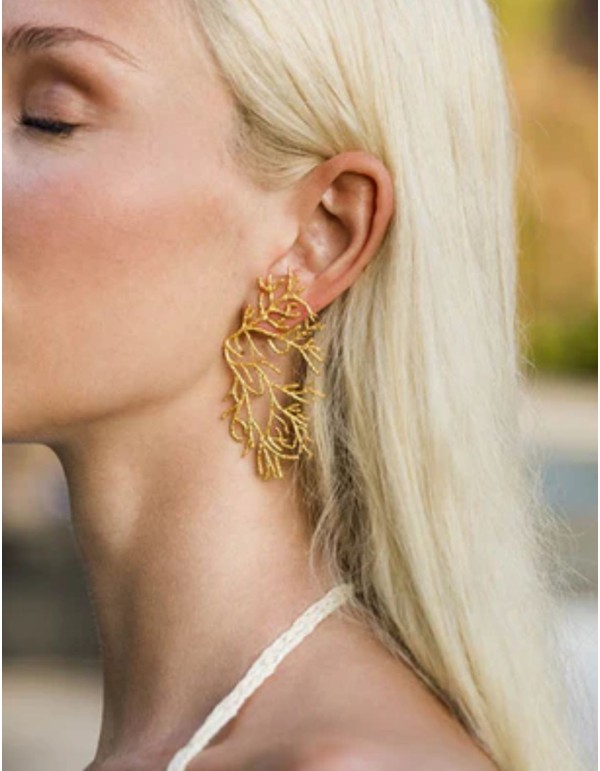 Pendientes elegantes con forma de coral bañado en oro