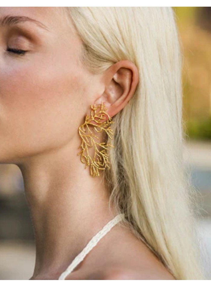 Pendientes elegantes con forma de coral bañado en oro