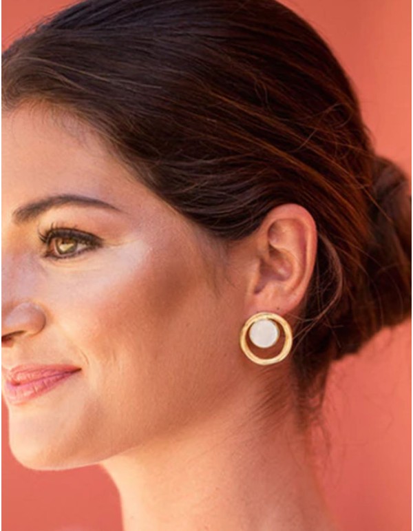 Circumference earrings with mother-of-pearl inner stone