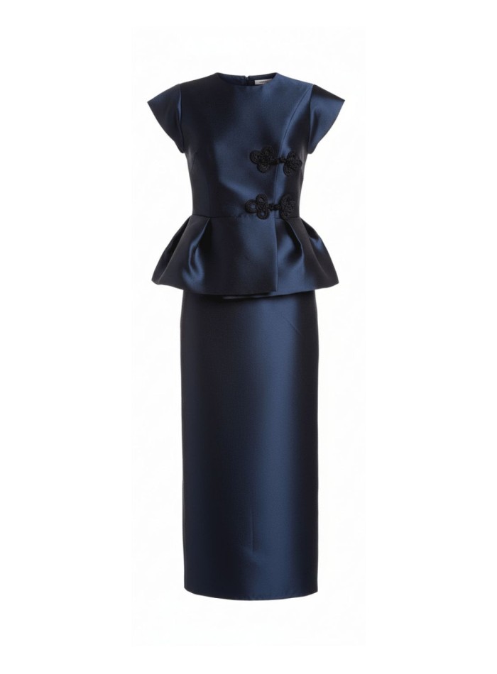 Chaqueta con volantes en la cintura y cierres...