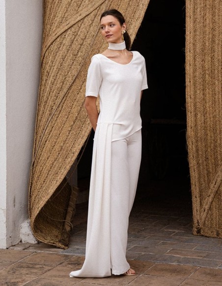 Short sleeve crepe top with asymmetrical cut and lacing