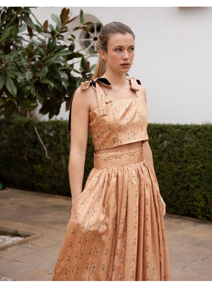 Top de tirantes con lazada y estampado para eventos de primavera