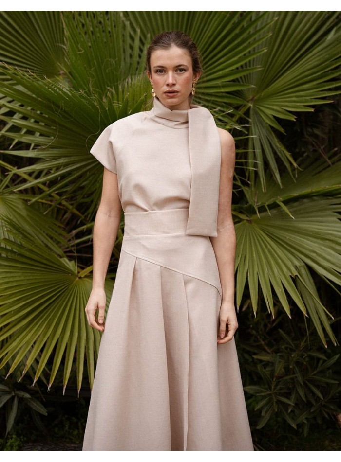 Top asimétrico de manga corta con lazada para invitada