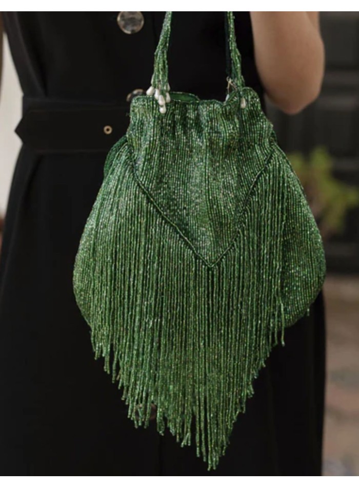Bolso bombonera con abalorios y flecos en color verde