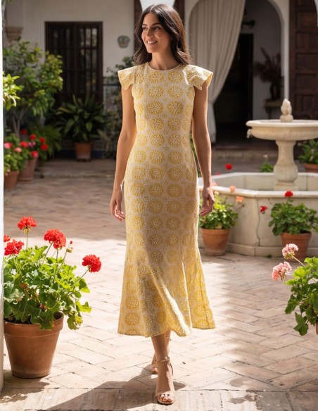 Robe midi en jaune avec broderie pour les invités