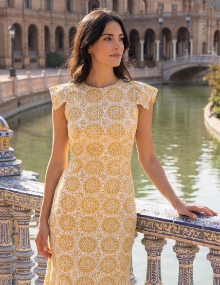 Robe midi en jaune avec broderie pour les invités