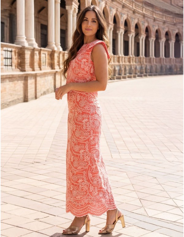 Conjunto de dos piezas estructurado en color coral con bordado en blanco