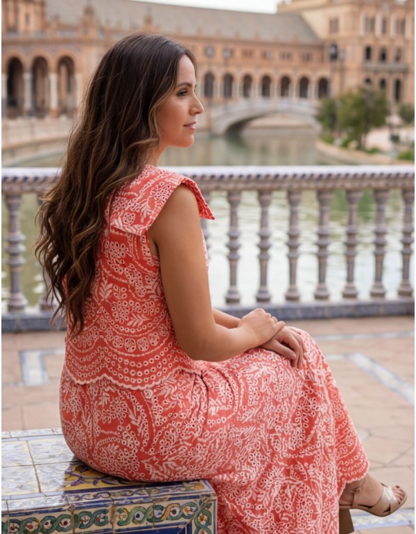 Conjunto de dos piezas estructurado en color coral con bordado en blanco 2