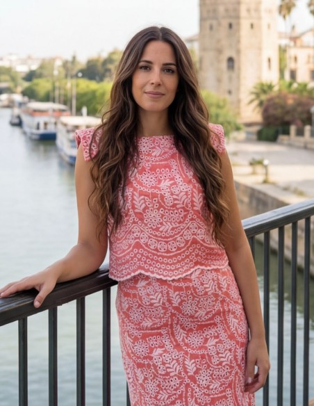 Ensemble deux pièces structuré en corail avec broderie blanche