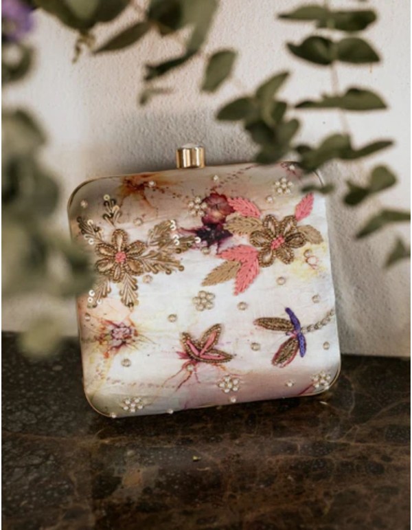 Sac d'invité de couleur beige avec broderie et perles
