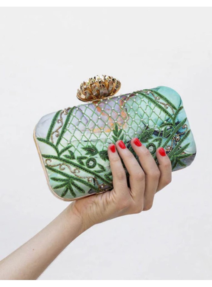 Bolso de invitada en tonos verdes con tela estampada y bordado