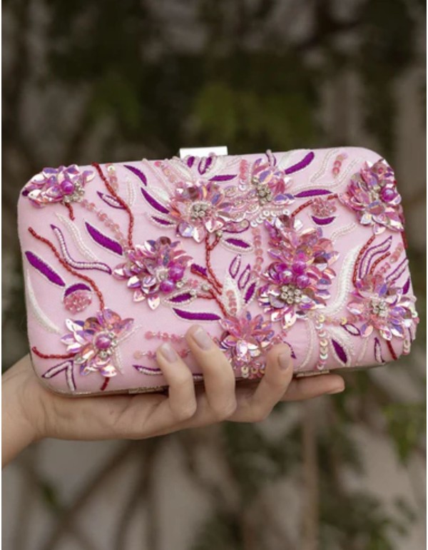Bolso para invitada en color rosa con detalles de abalorios en buganvilla