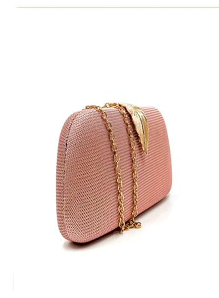 Ce sac de fête rose aux finitions brillantes est l'accessoire idéal pour rehausser le look de toutes les invitées.