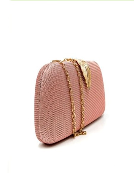 This pink party bag with shiny finish is the perfect complement to elevate any guest look.