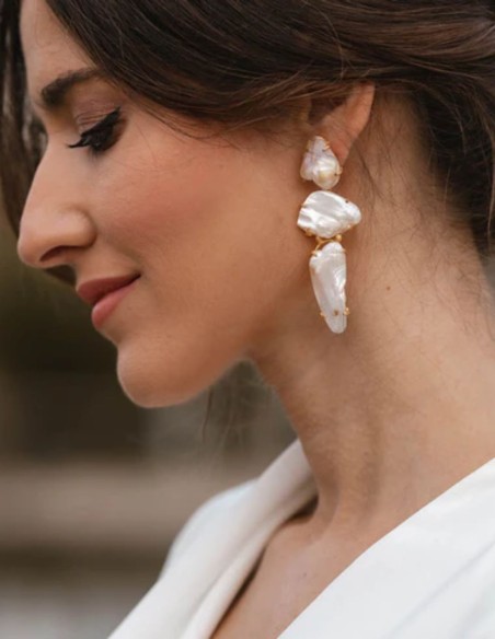 Irregular pearl earrings with gold plated structure