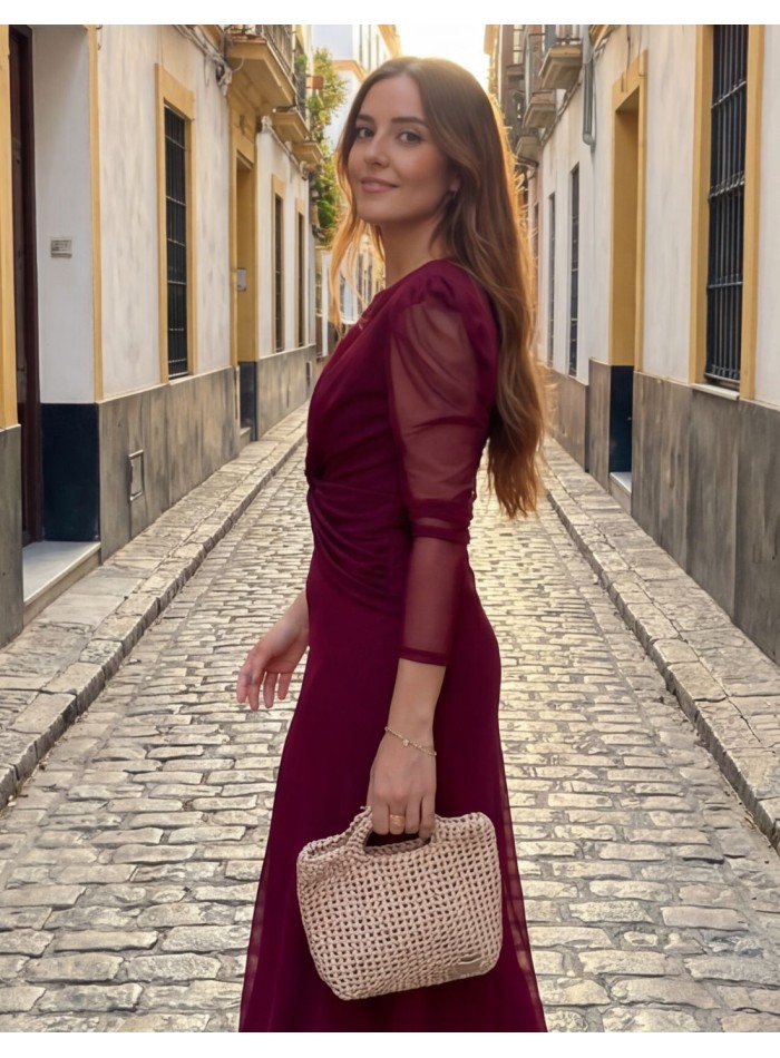 Vestido midi en color burdeos con fruncido y mangas de gasa