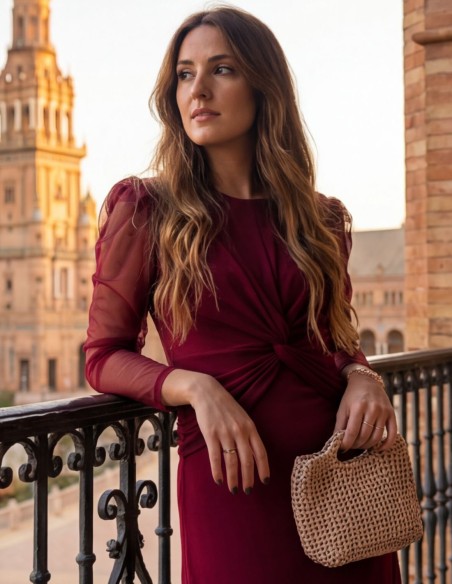 Vestido midi para invitada en color burdeos