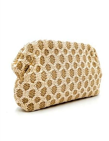 Pochette en raphia à motif ajouré dans les tons beige et camel. Elégante, légère et parfaite pour les mariages de jour.