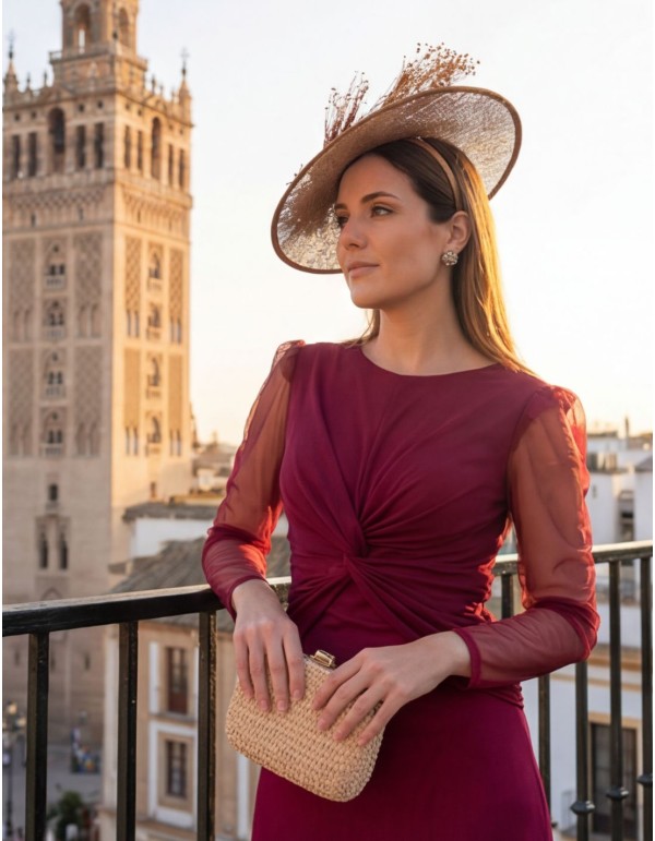 Pamela de invitada con flores preservadas en color buganvilla 2