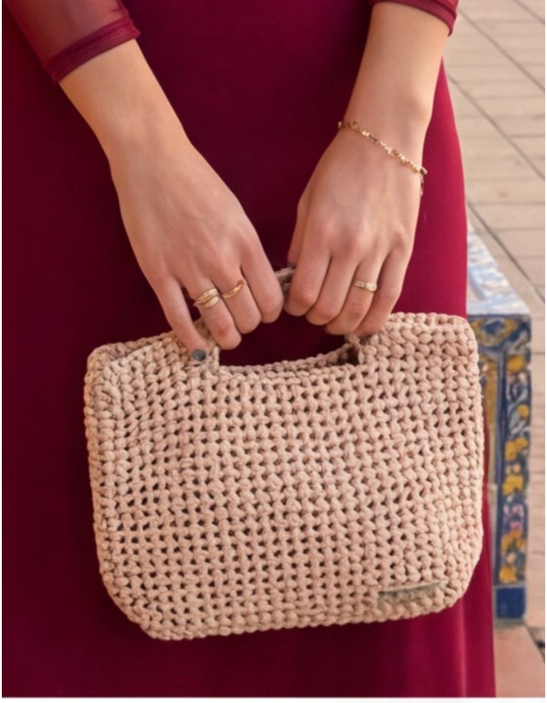 Bolso de crochet en color champán para invitadas