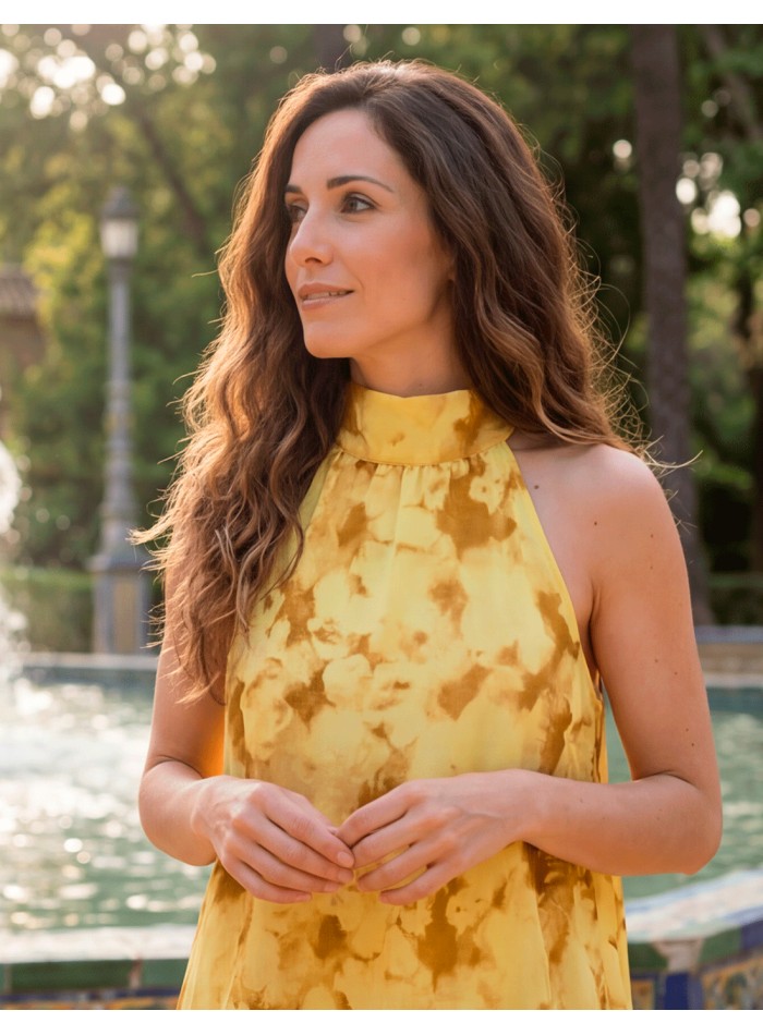 Set in yellow with floral print, halter top and midi skirt with movement. Cheerful, flattering and perfect for summer events