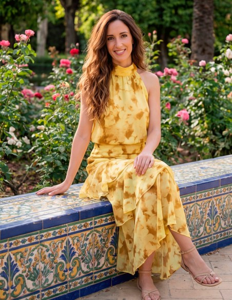 Ensemble jaune à imprimé floral, dos nu et jupe midi avec mouvement. Gaie, flatteuse et parfaite pour les événements estivaux