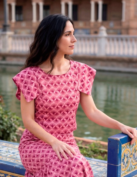 Conjunto estampado con falda midi y top con manga estructurada. Un diseño elegante, sofisticado y muy favorecedor.