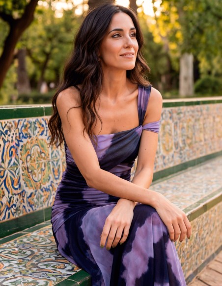 Midi dress in lilac tones with print and draping in the silhouette. Elegant, sophisticated and very flattering.